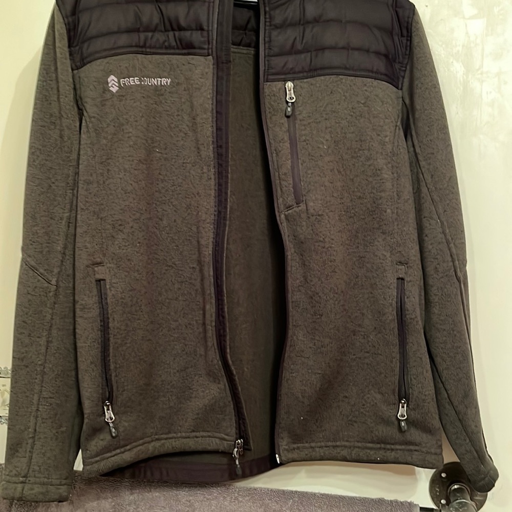 Free country jacket. Large green and black zipper packets